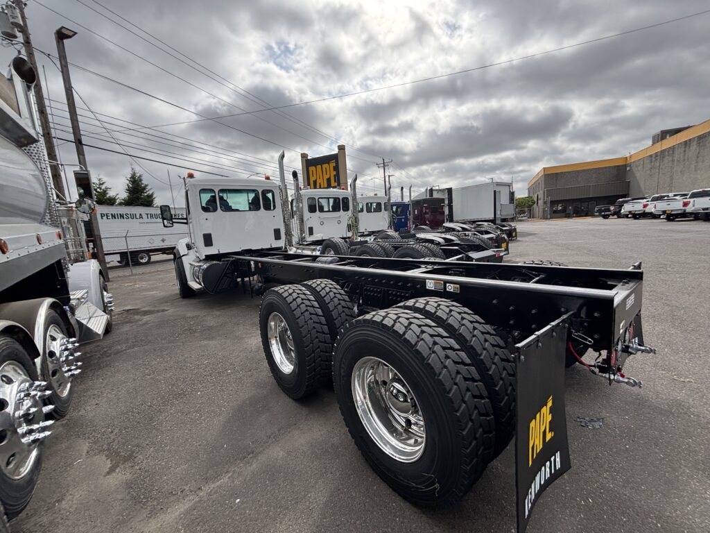 New 2025 KENWORTH T880 at Papé Kenworth in Portland, OR