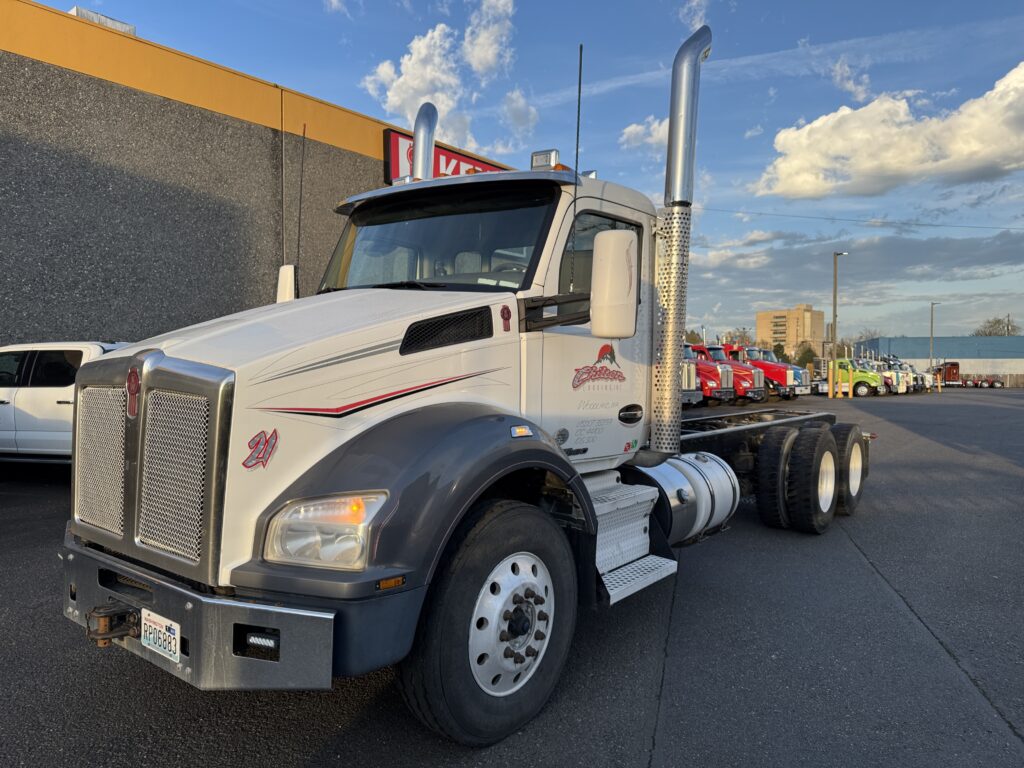 Used 2016 KENWORTH T880 at Papé Kenworth in Portland, OR