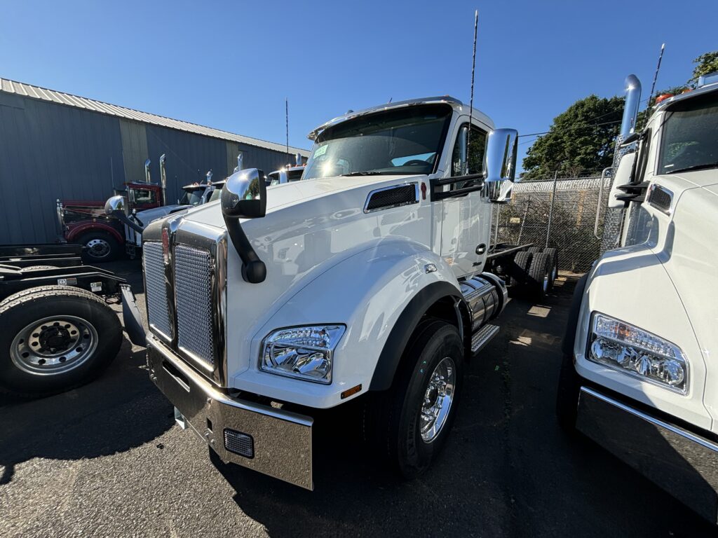 New 2025 KENWORTH T880 at Papé Kenworth in Portland, OR