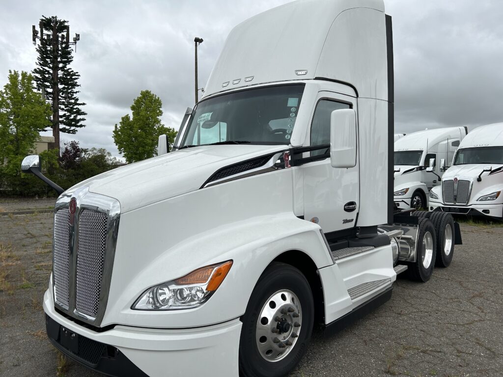 New 2024 KENWORTH T680 at Papé Kenworth in San Leandro, CA