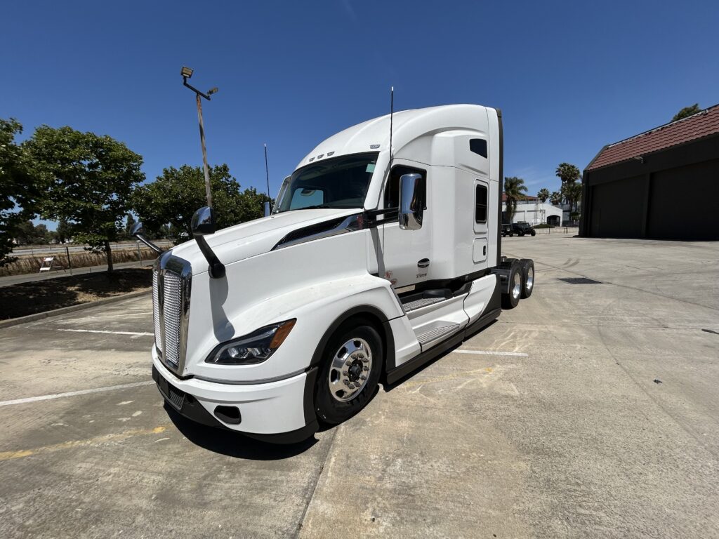 New 2025 KENWORTH T680 at Papé Kenworth in Morgan Hill, CA