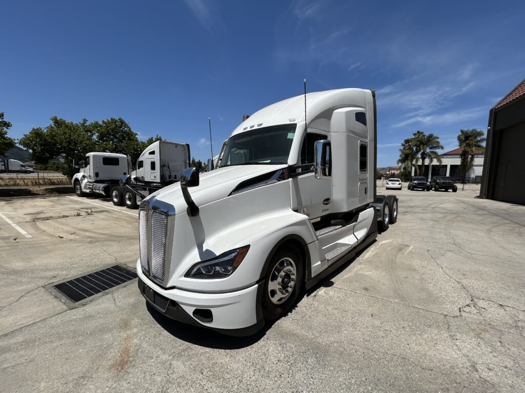 New 2025 KENWORTH T680 at Papé Kenworth in Morgan Hill, CA