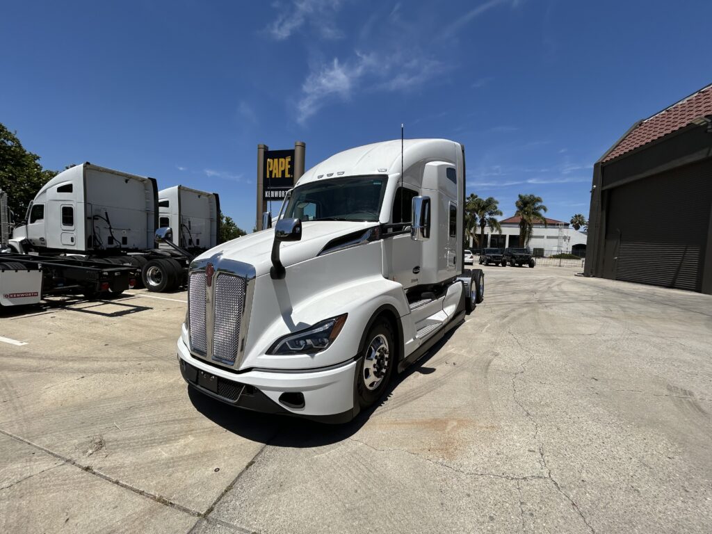 New 2025 KENWORTH T680 at Papé Kenworth in Morgan Hill, CA