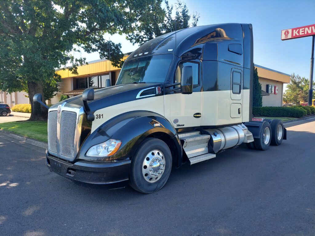 Used 2022 KENWORTH T680 at Papé Kenworth in Medford, OR