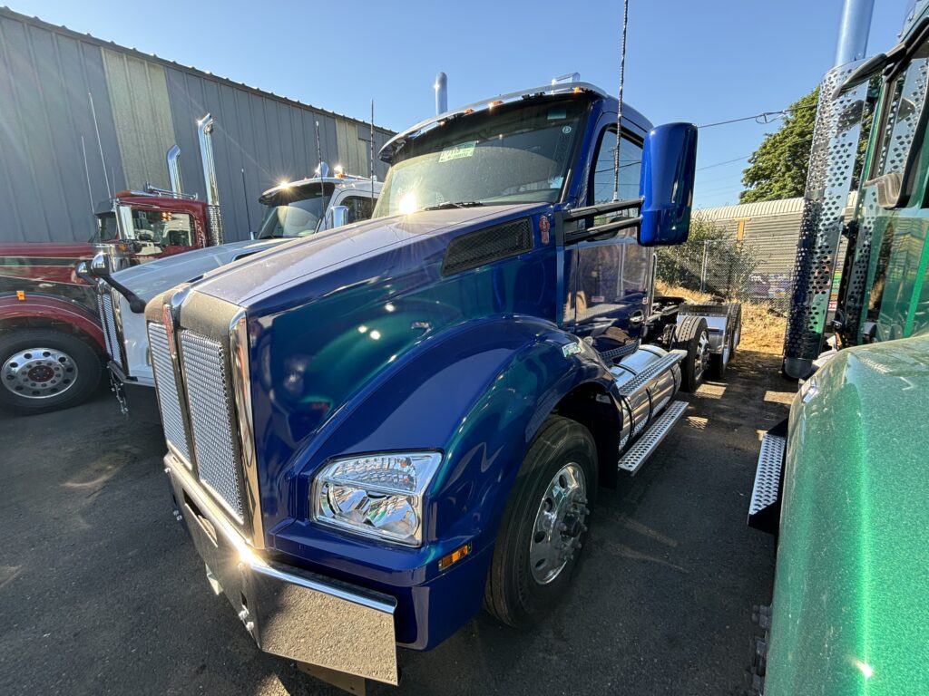New 2024 KENWORTH T880 at Papé Kenworth in Portland, OR