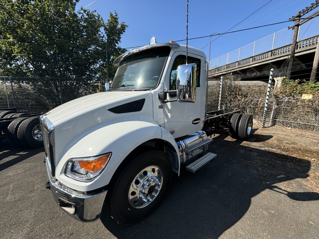 New 2025 KENWORTH T380 at Papé Kenworth in Portland, OR