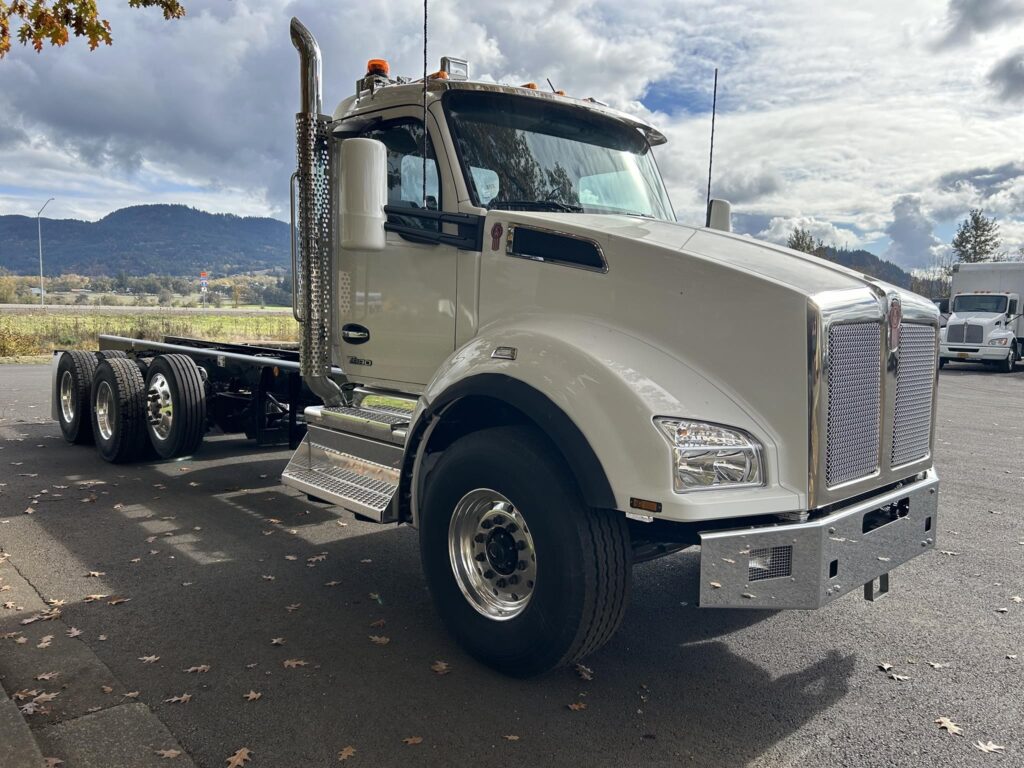 New 2024 KENWORTH T880 at Papé Kenworth in Eugene, OR