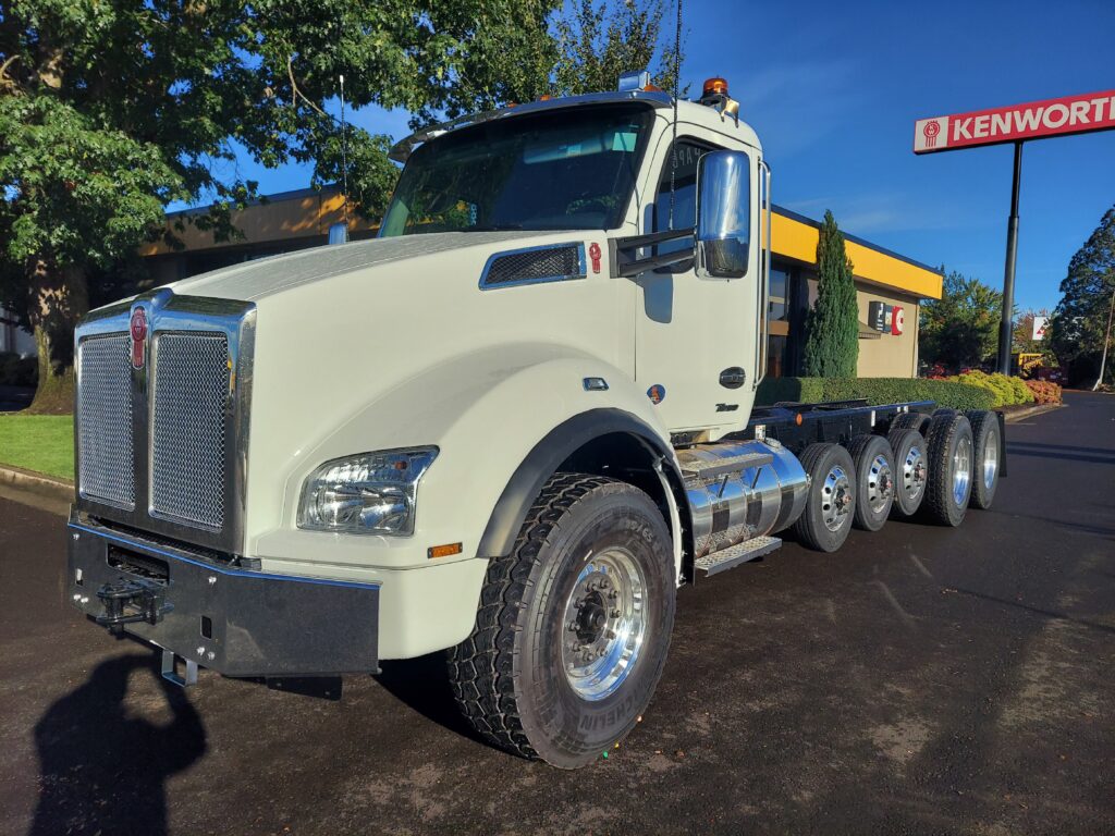 New 2026 KENWORTH T880 at Papé Kenworth in Medford, OR