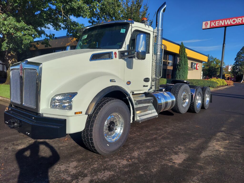 New 2026 KENWORTH T880 at Papé Kenworth in Eugene, OR