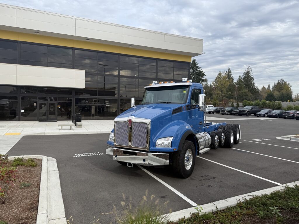 New 2025 KENWORTH T880 at Papé Kenworth in Federal Way, WA