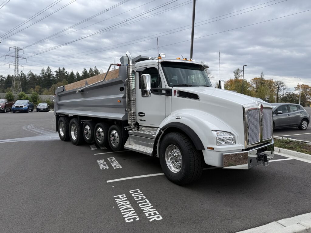 New 2025 KENWORTH T880 at Papé Kenworth in Federal Way, WA