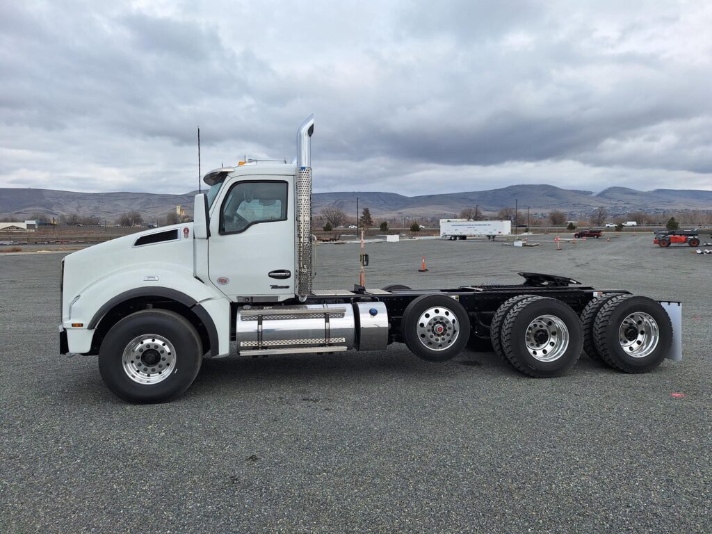 New 2025 KENWORTH T880 at Papé Kenworth in Federal Way, WA
