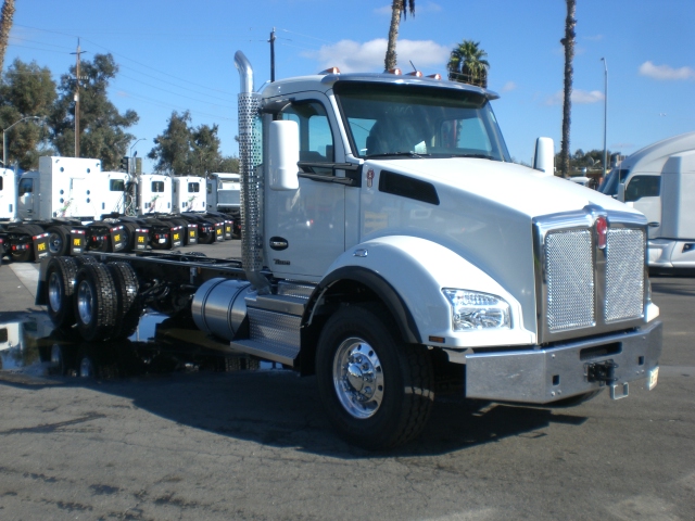 New 2024 KENWORTH T880 at Papé Kenworth in Fresno, CA