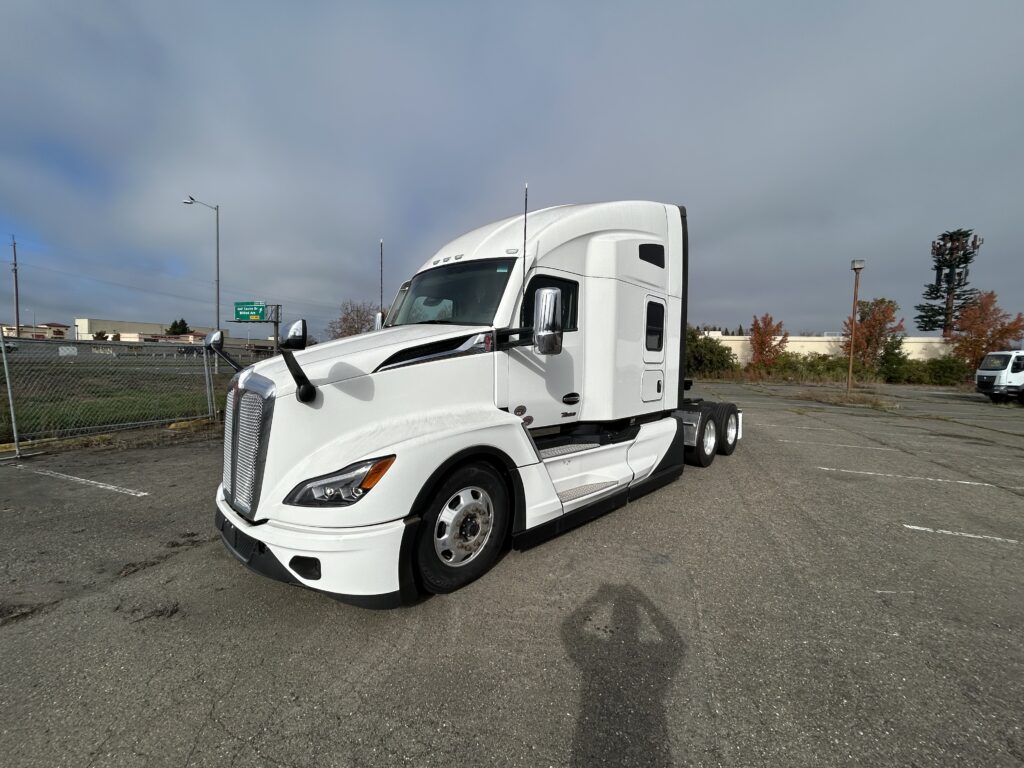 New 2025 KENWORTH T680 at Papé Kenworth in Morgan Hill, CA