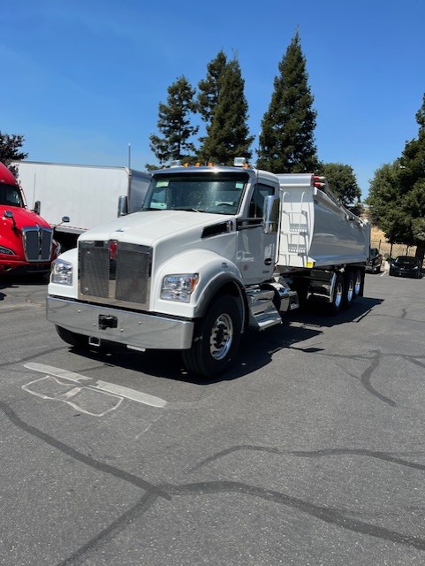 New 2026 KENWORTH T880 at Papé Kenworth in Sacramento, CA